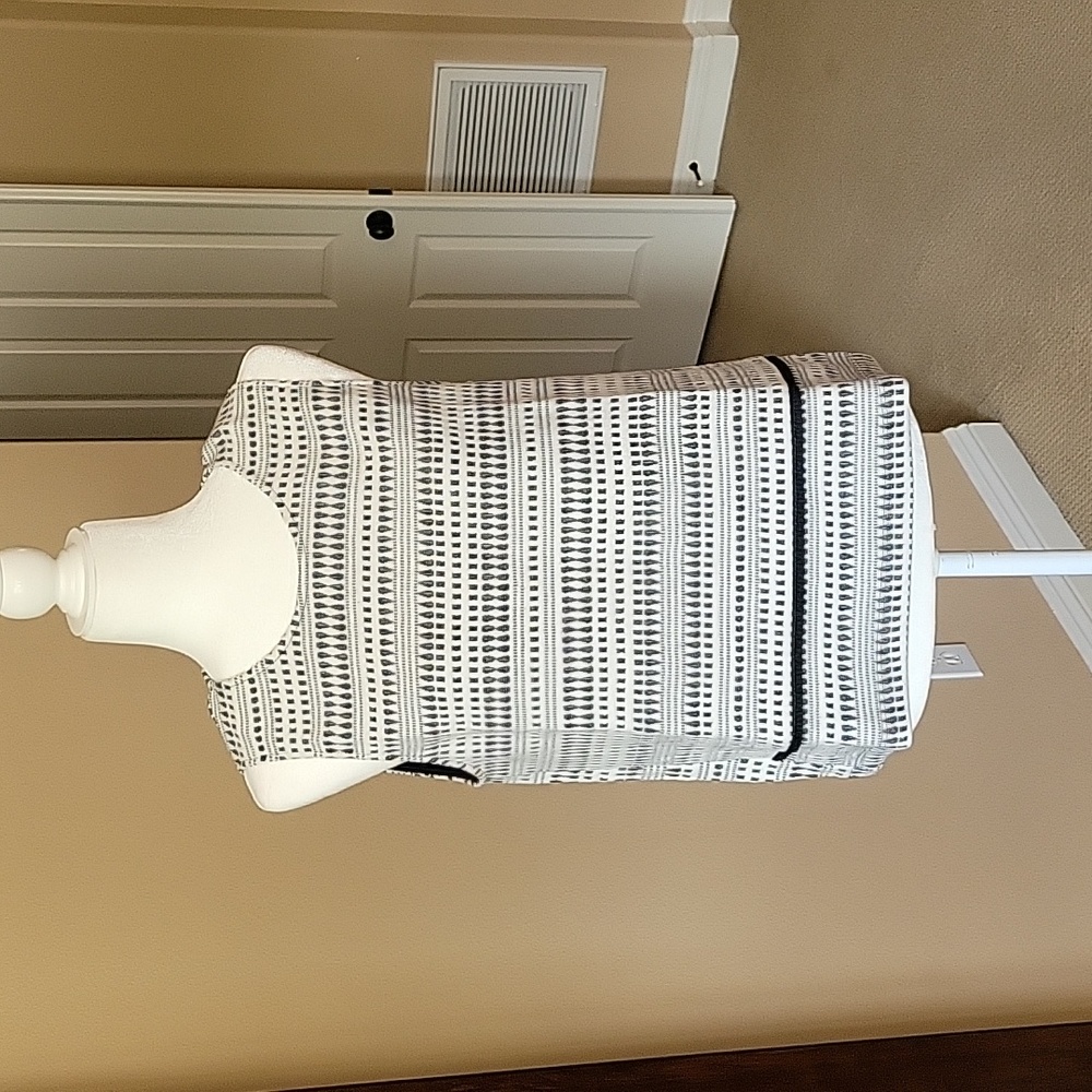 Black & white sleeveless top